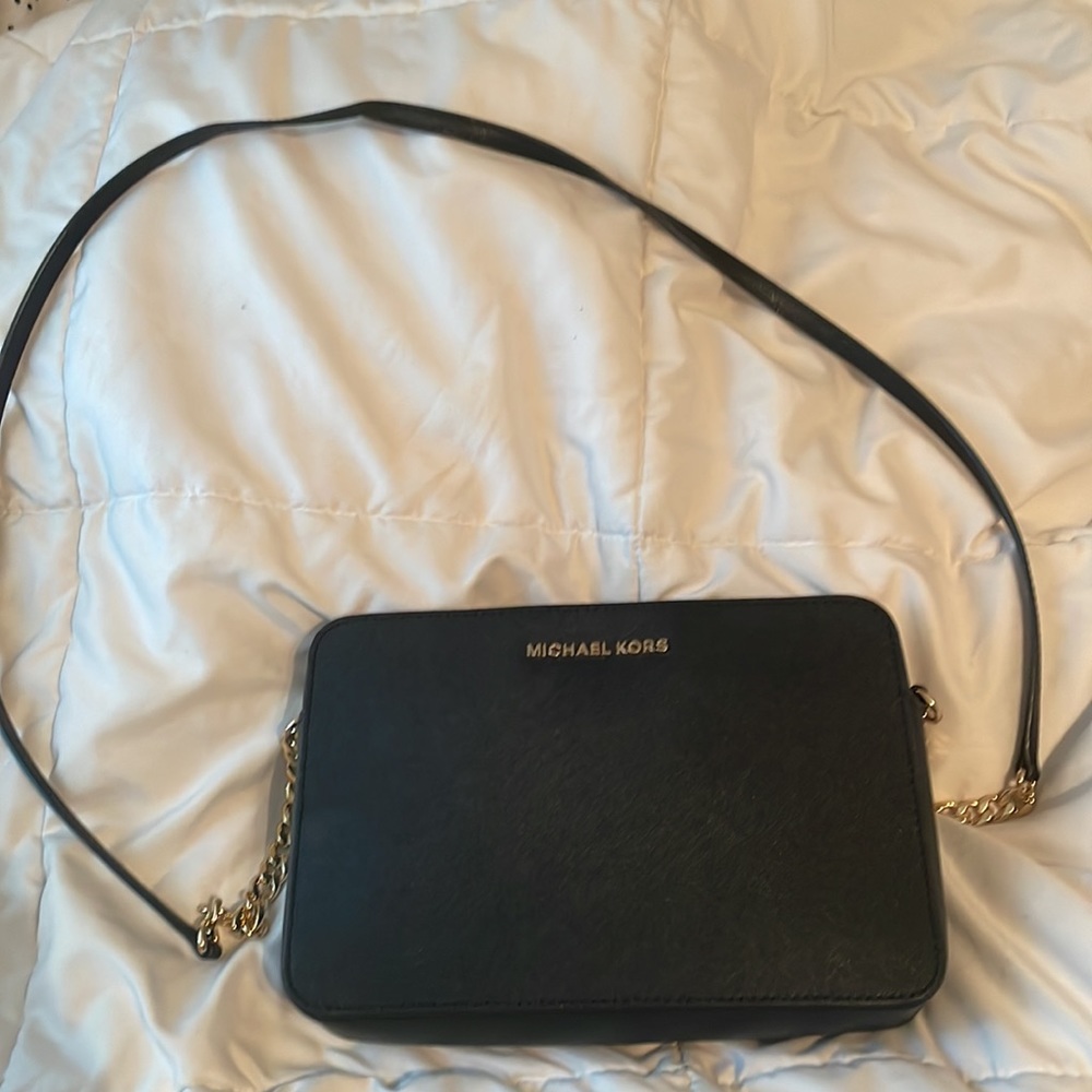 Selling this beautiful Micheal Kors crossbody, only used bout 4 times.